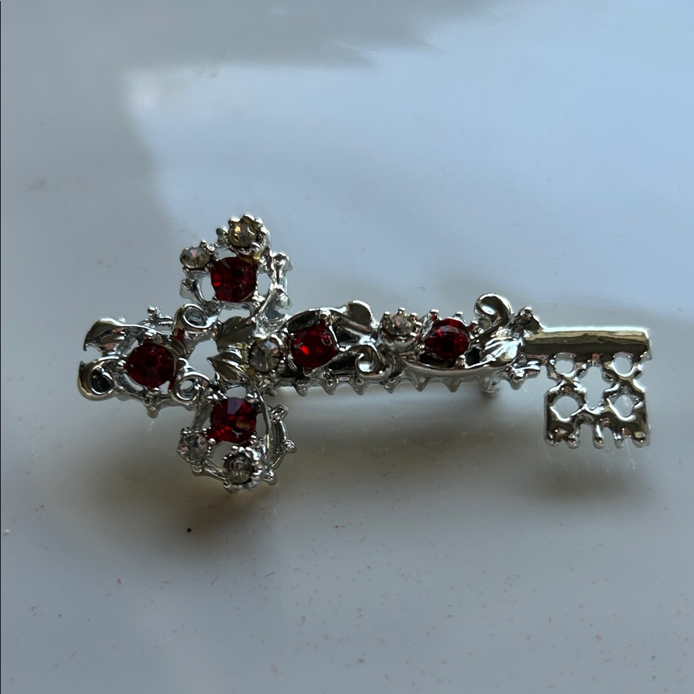 Antique-Style Gothic Skeleton Key Brooch – Vintage Red Rhinestone Pin